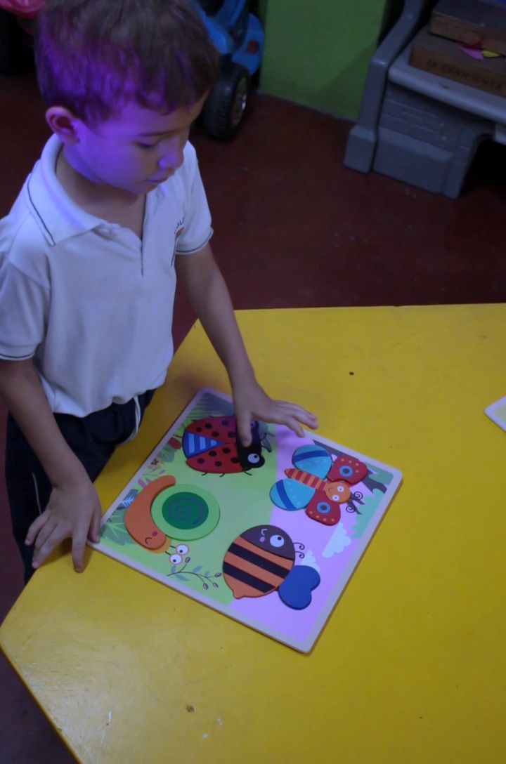 Niño de preescolar armando un rompecabezas