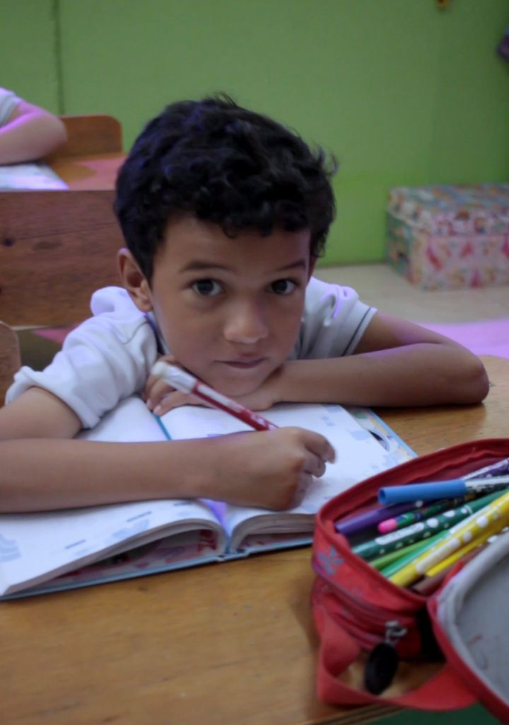 Niño de primaria escribiendo en su cuaderno