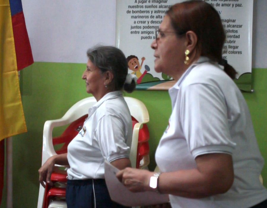 Profesoras del colegio dirigiendo una actividad